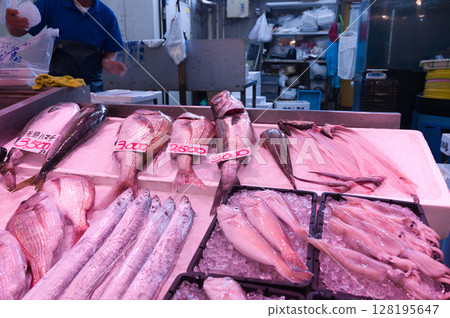 Shopping at the open-air market 128195647