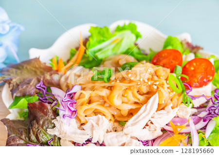 Konjac noodles and vegetable salad 128195660