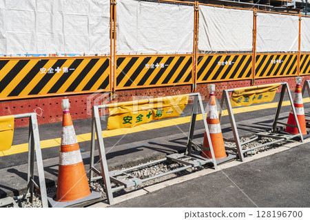 建築工地的防護圍籬[建築、土木工程和建築管理圖片] 128196700