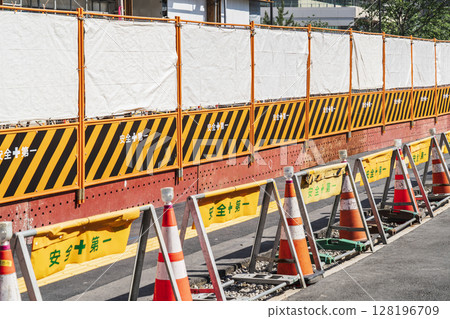 建築工地的防護圍籬[建築、土木工程和建築管理圖片] 128196709