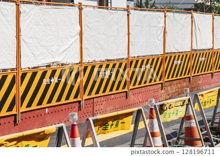 建築工地的防護圍籬[建築、土木工程和建築管理圖片] 128196711
