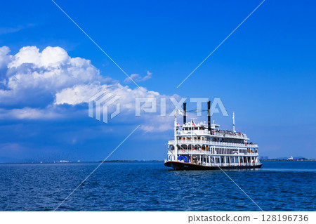 琵琶湖的外湖船 128196736