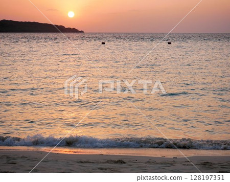 Sunset at Yonaha Beach (Miyakojima, Okinawa Prefecture) 128197351