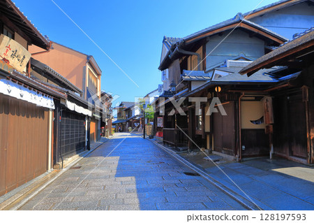[Kyoto Prefecture] Sannenzaka (Sannenzaka) on a clear day 128197593