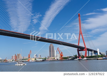 藍天下的上海楊浦大橋 128197822