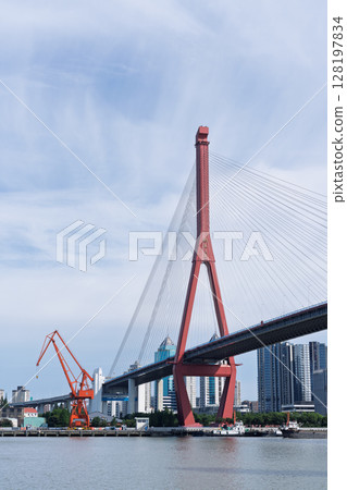 藍天下的上海楊浦大橋 128197834
