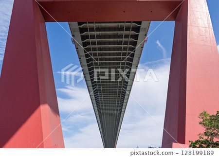藍天白雲下的紅色橋墩-上海楊浦大橋 128199189
