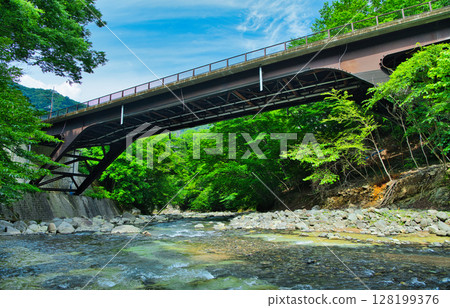 Shiki no Sato Bridge and the Kanomata River flowing through Shiobara Onsen in Nasushiobara City, Tochigi Prefecture 128199376