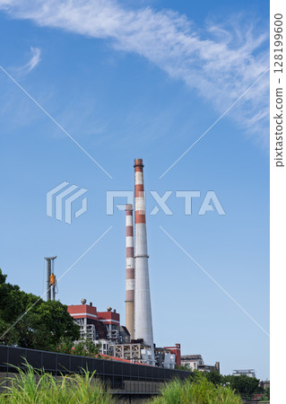 藍天白雲下的煙囪 128199600