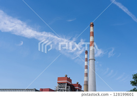 藍天白雲下的煙囪 藍天白雲下的煙囪 128199601