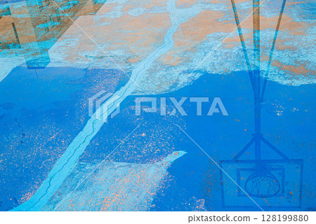 水坑裡倒映的籃球架 水坑裡倒映的籃球架 128199880