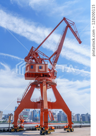 藍天白雲下的港口起重機 藍天白雲下的港口起重機 128200115