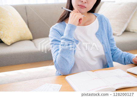 拿著家庭帳簿的婦女 拿著家庭帳簿的婦女 128200127