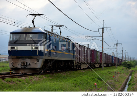 山陽本線運行的EF210-355次貨櫃貨運列車 128200354