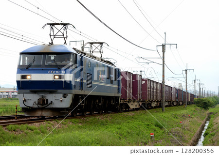 山陽本線運行的EF210-14次貨櫃貨運列車 128200356