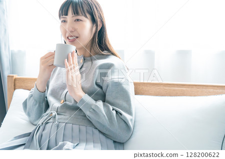 Pregnant women drinking recommended drinks during pregnancy 128200622