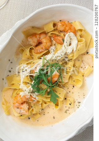 Fettuccine pasta with shrimp and creamy sauce 128200767