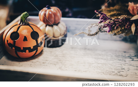 萬聖節南瓜和木托盤 128202293