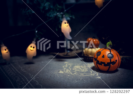 萬聖節南瓜和鬼花環 128202297