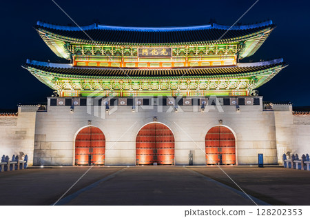 首爾光化門的夜晚 128202353