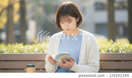 一位女士在秋季公園享受閱讀的畫像 128202389