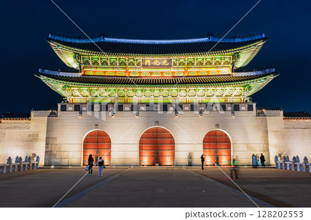 首爾光化門的夜晚 128202553