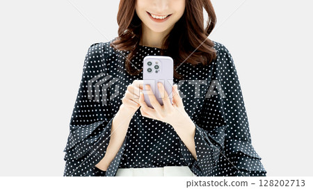 使用智慧型手機的微笑的女人/女商人 使用智慧型手機的微笑的女人/女商人 128202713