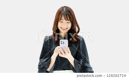 使用智慧型手機的微笑的女人/女商人 128202714
