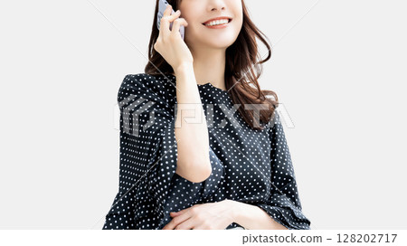 Smiling woman/businesswoman talking on smartphone Smiling woman/businesswoman talking on smartphone 128202717