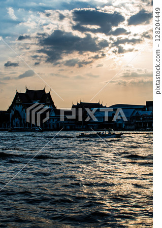 寺廟和日落 128204449