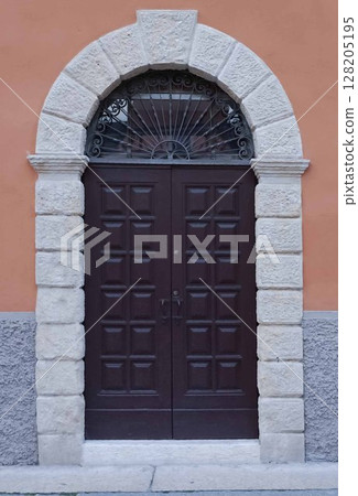 Old medieval front door at Verona, Italy. 128205195