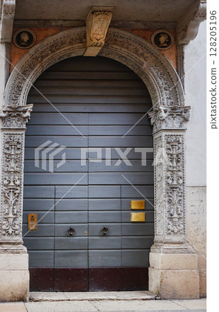 Old medieval front door at Verona, Italy. 128205196