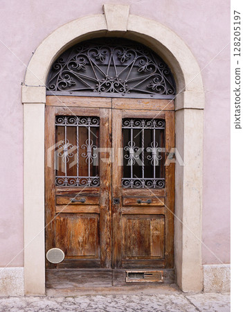 Old medieval front door at Verona, Italy. 128205197