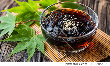 A bird's-eye view of tokoroten, with a refreshing presentation of green maple leaves, expressing the essence of Japanese summer 128205596