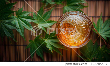 木桌上放著玻璃碗的涼粉,配上竹簾,這是一種在夏天給人帶來涼爽感覺的日本甜點 木桌上放著玻璃碗的涼粉,配上竹簾,這是一種在夏天給人帶來涼爽感覺的日本甜點 128205597