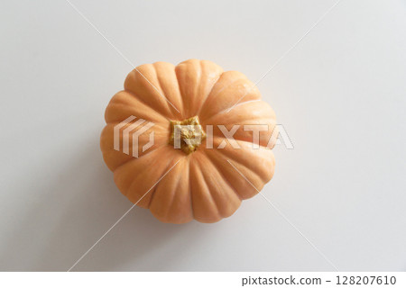 Orange pumpkin on white wooden table. Top view 128207610