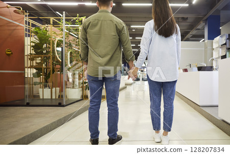 Couple holding hands in a plumbing store, back view  128207834