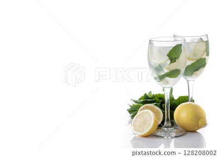 Hugo Spritz cocktail in glass 128208002
