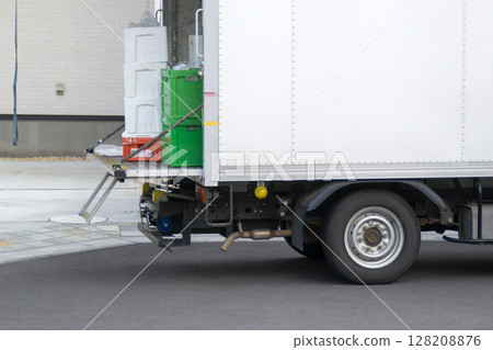 運送新鮮和冷凍食品的冷藏卡車 128208876