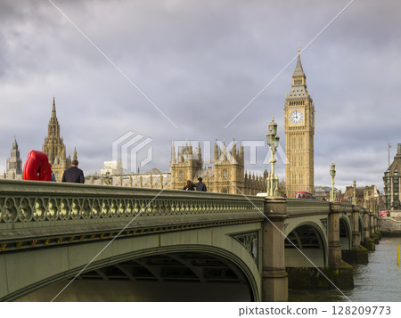 英國倫敦西敏橋及大笨鐘 英國倫敦西敏橋及大笨鐘 128209773