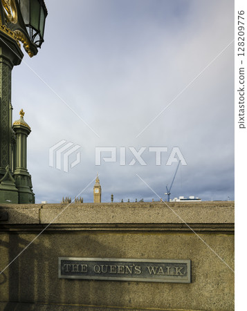 英國倫敦泰晤士河畔的「女王步道」牌匾 英國倫敦泰晤士河畔的「女王步道」牌匾 128209776