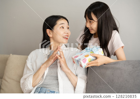 送禮物給我母親的女孩 128210835