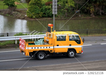 Road maintenance vehicle image 128212116
