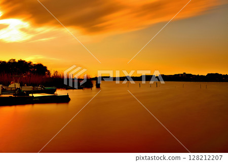 千葉縣手賀沼租船場的夜景長曝光攝影 128212207