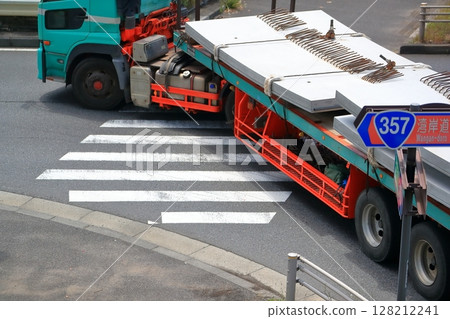 拖車在十字路口左轉的圖片 128212241