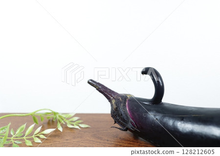 白色背景下形狀獨特的天狗茄子的照片 白色背景下形狀獨特的天狗茄子的照片 128212605