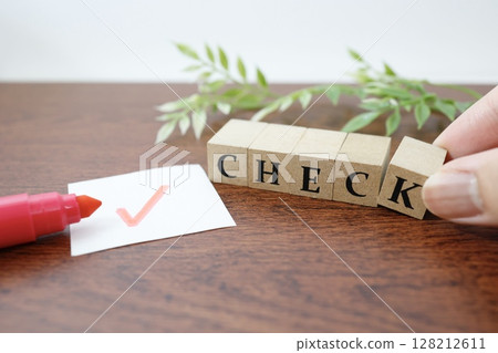 紅色複選標記和單字“CHECK”的圖像 128212611