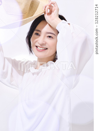 戴草帽的美女中年婦女 128212714
