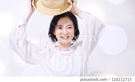 Beauty Middle-aged woman with straw hat Beauty Middle-aged woman with straw hat 128212715