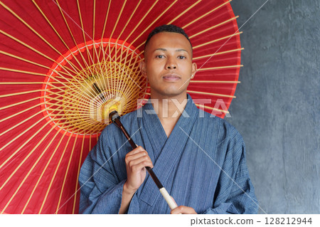 Foreign tourists wearing yukata 128212944